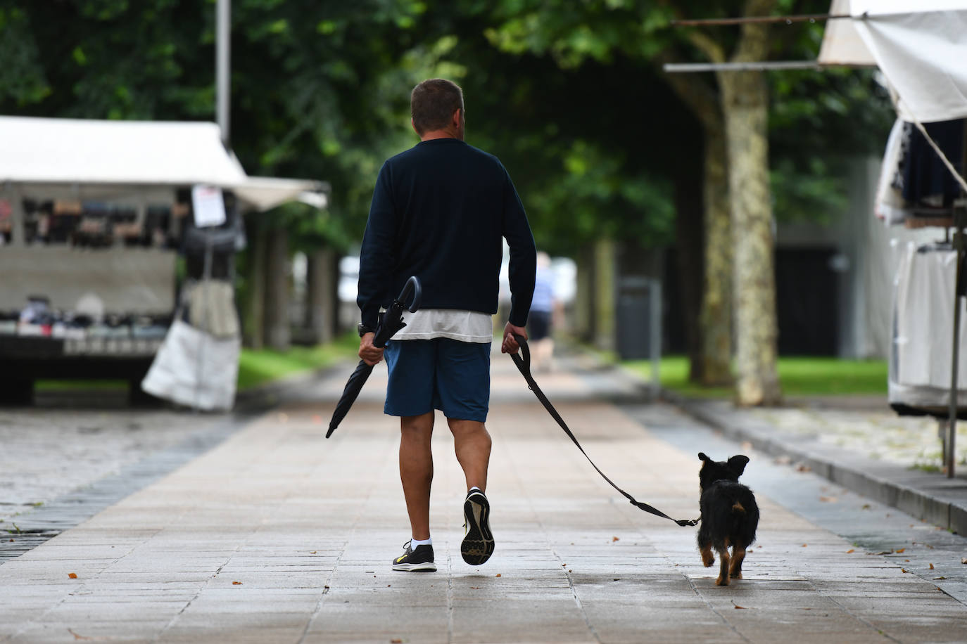 Los vecinos de Deba siguen con su día a día gris y lluvioso después de vivir varios días de altas temperaturas 