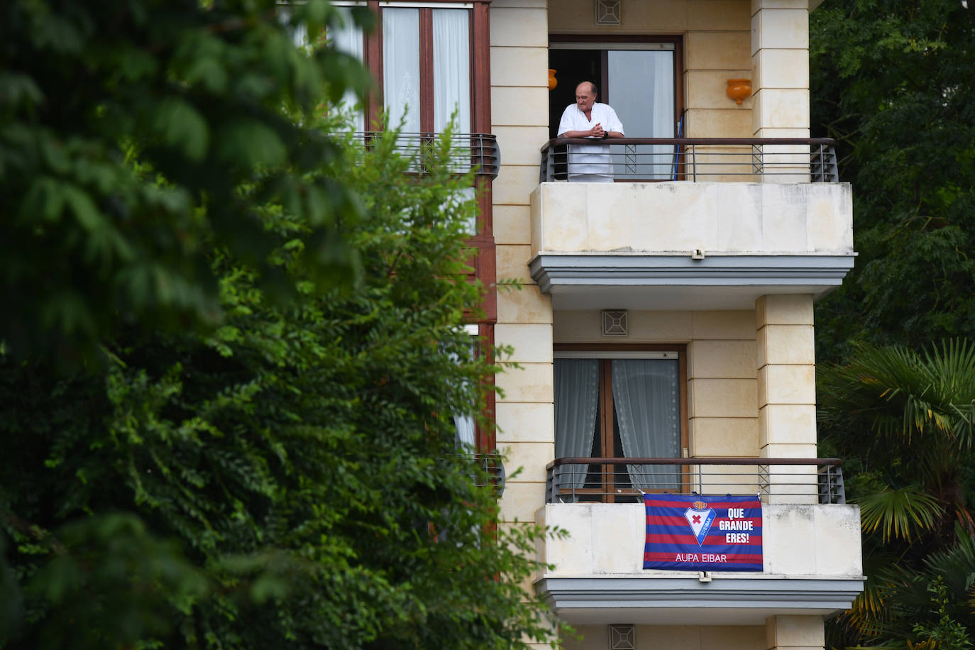 Los vecinos de Deba siguen con su día a día gris y lluvioso después de vivir varios días de altas temperaturas 