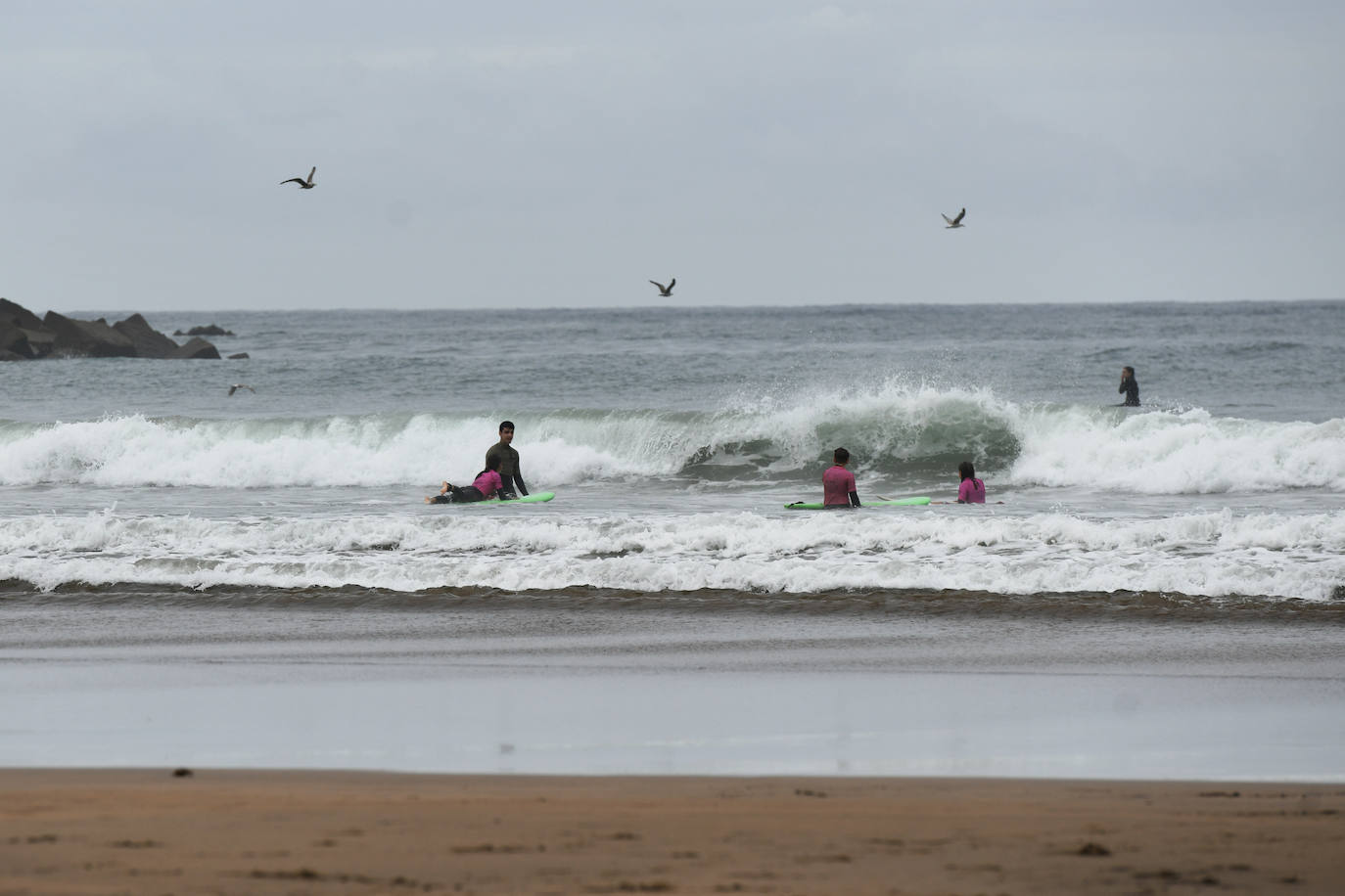 Los vecinos de Deba siguen con su día a día gris y lluvioso después de vivir varios días de altas temperaturas 