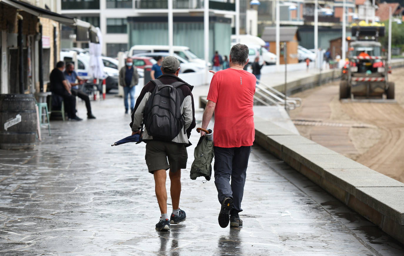 Los vecinos de Deba siguen con su día a día gris y lluvioso después de vivir varios días de altas temperaturas 
