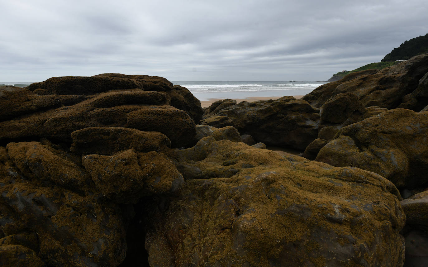 Los vecinos de Deba siguen con su día a día gris y lluvioso después de vivir varios días de altas temperaturas 
