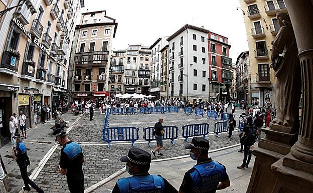 Imagen principal - Sanfermines 2021: Segundo 6 de julio sin chupinazo de Sanfermines por el Covid