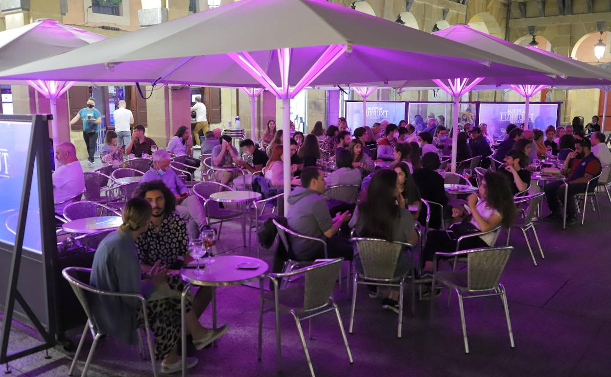 Covid en Euskadi:La hostelería debería adelantar su cierre a la una de la madrugada, según el nuevo plan Bizi Berri