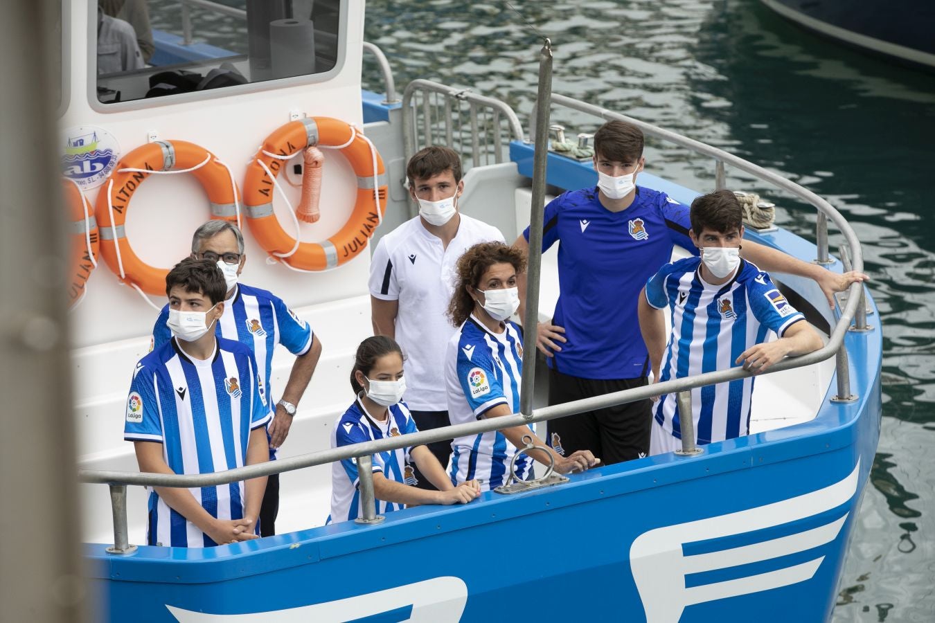 La primera equipación vuelve a contar con sus clásicas franjas blanquiazules, mientras que la segunda es más rompedora de color berenjena.