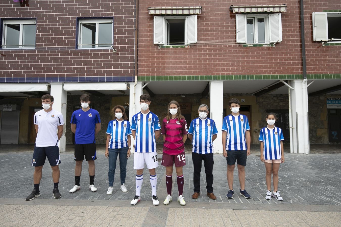 La primera equipación vuelve a contar con sus clásicas franjas blanquiazules, mientras que la segunda es más rompedora de color berenjena.