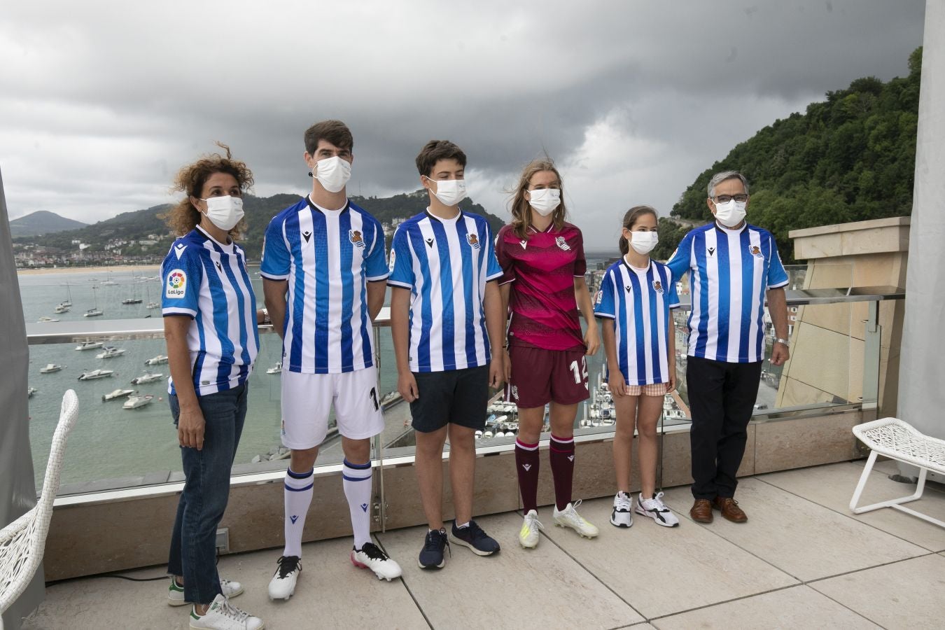 La primera equipación vuelve a contar con sus clásicas franjas blanquiazules, mientras que la segunda es más rompedora de color berenjena.