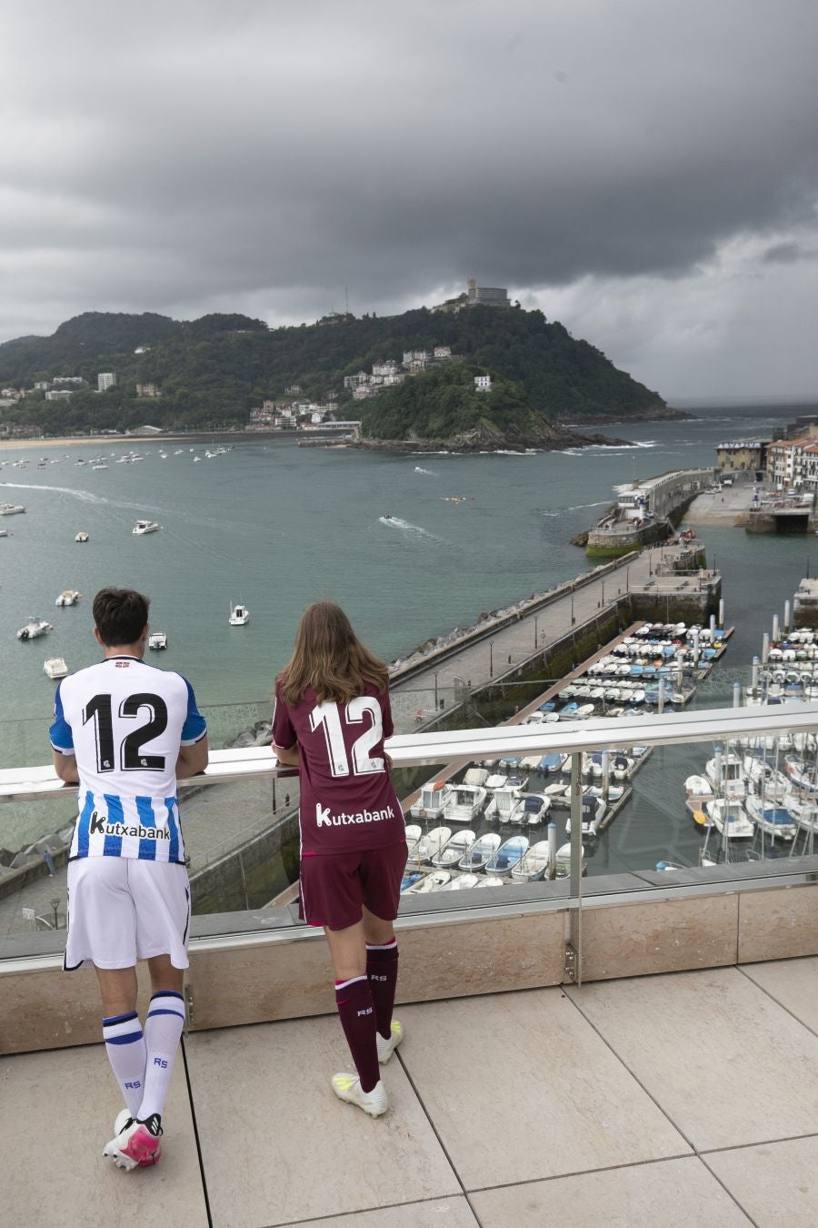 La primera equipación vuelve a contar con sus clásicas franjas blanquiazules, mientras que la segunda es más rompedora de color berenjena.