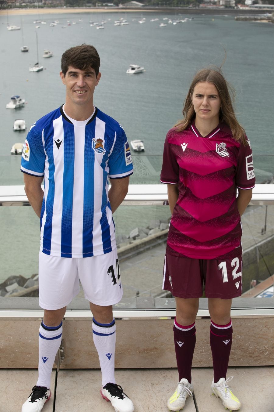 La primera equipación vuelve a contar con sus clásicas franjas blanquiazules, mientras que la segunda es más rompedora de color berenjena.