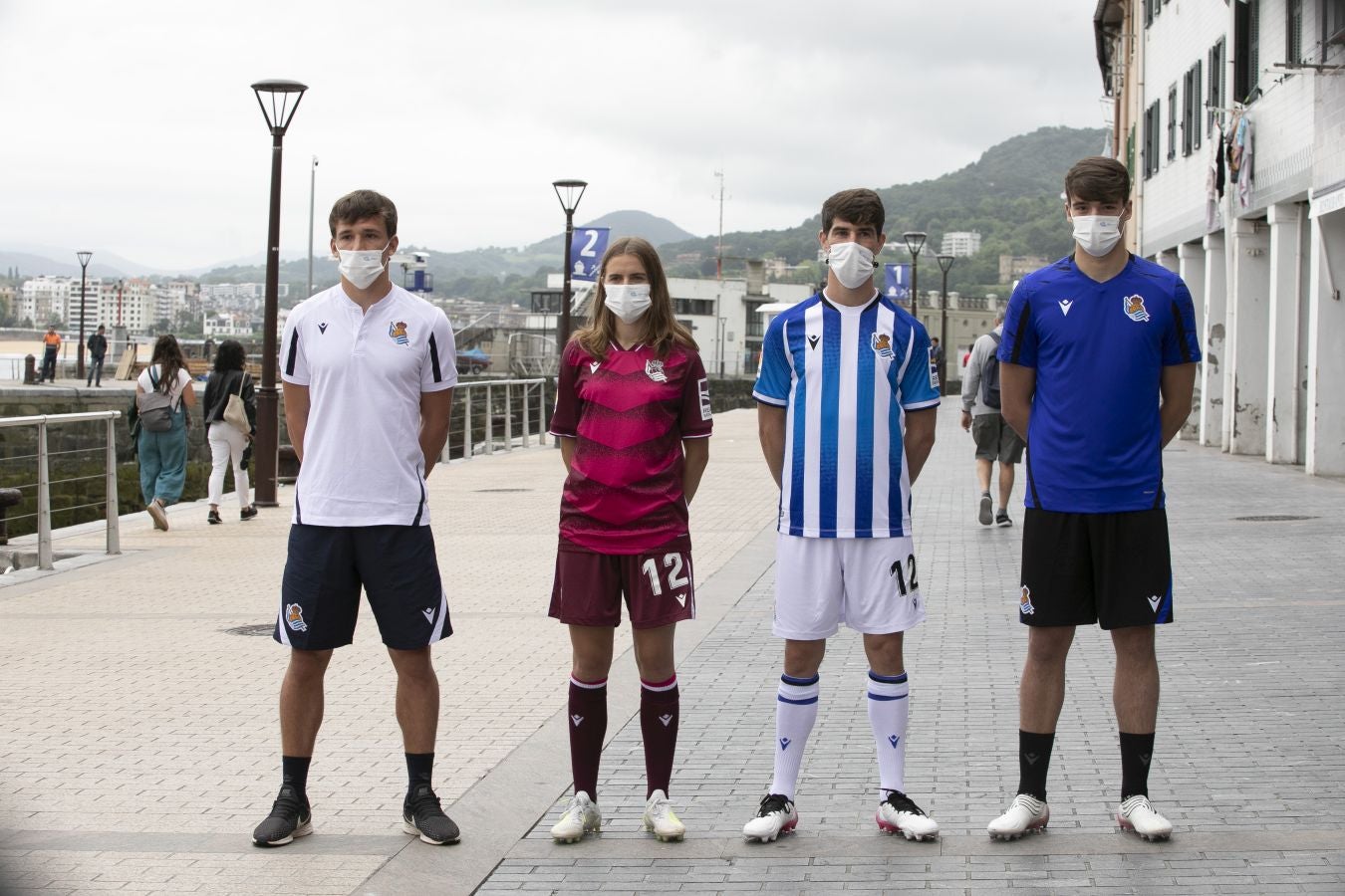 La primera equipación vuelve a contar con sus clásicas franjas blanquiazules, mientras que la segunda es más rompedora de color berenjena.