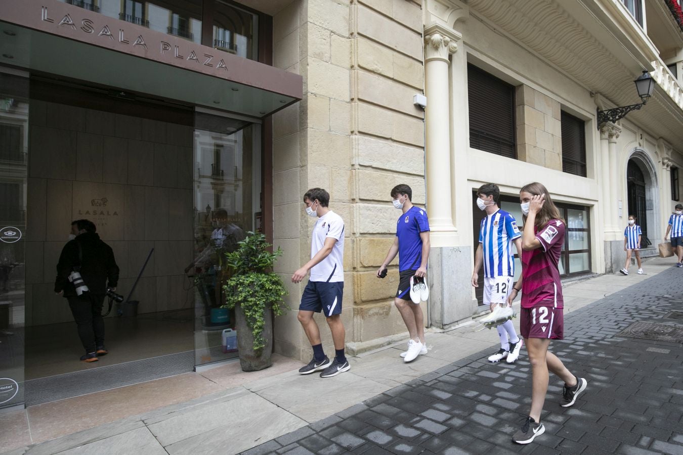 La primera equipación vuelve a contar con sus clásicas franjas blanquiazules, mientras que la segunda es más rompedora de color berenjena.