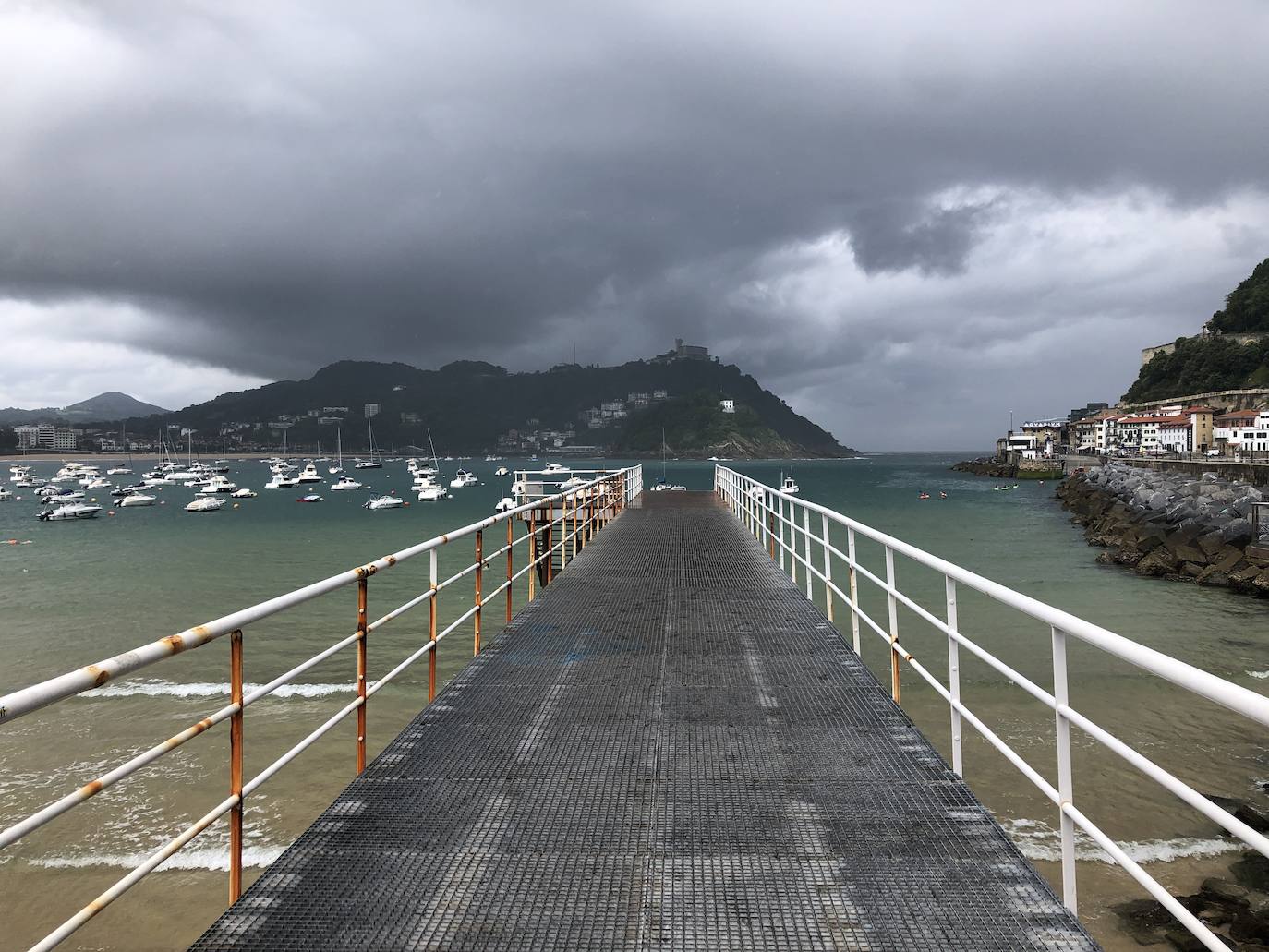 Los paraguas y los pantalones cortos son los protagonistas de esta jornada lluviosa con temperatura primaveral