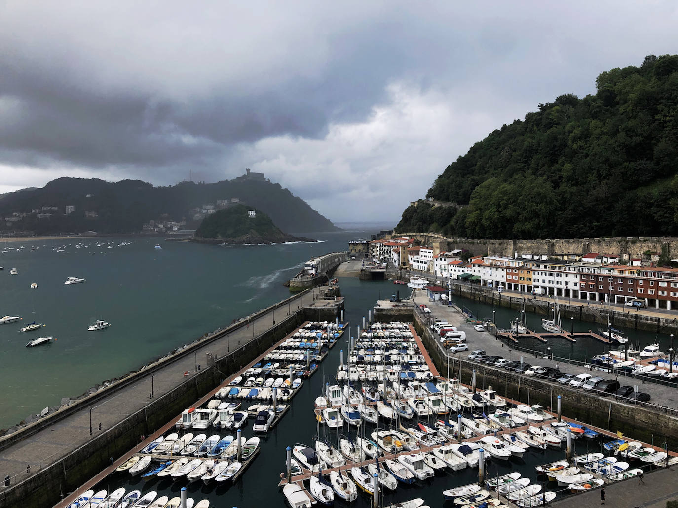 Los paraguas y los pantalones cortos son los protagonistas de esta jornada lluviosa con temperatura primaveral