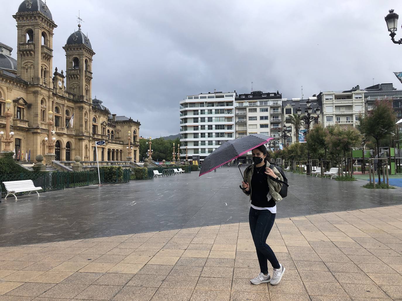Los paraguas y los pantalones cortos son los protagonistas de esta jornada lluviosa con temperatura primaveral