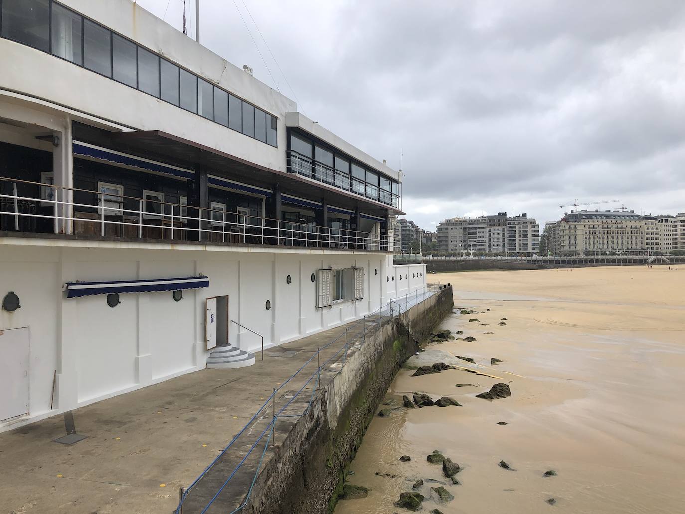 Los paraguas y los pantalones cortos son los protagonistas de esta jornada lluviosa con temperatura primaveral