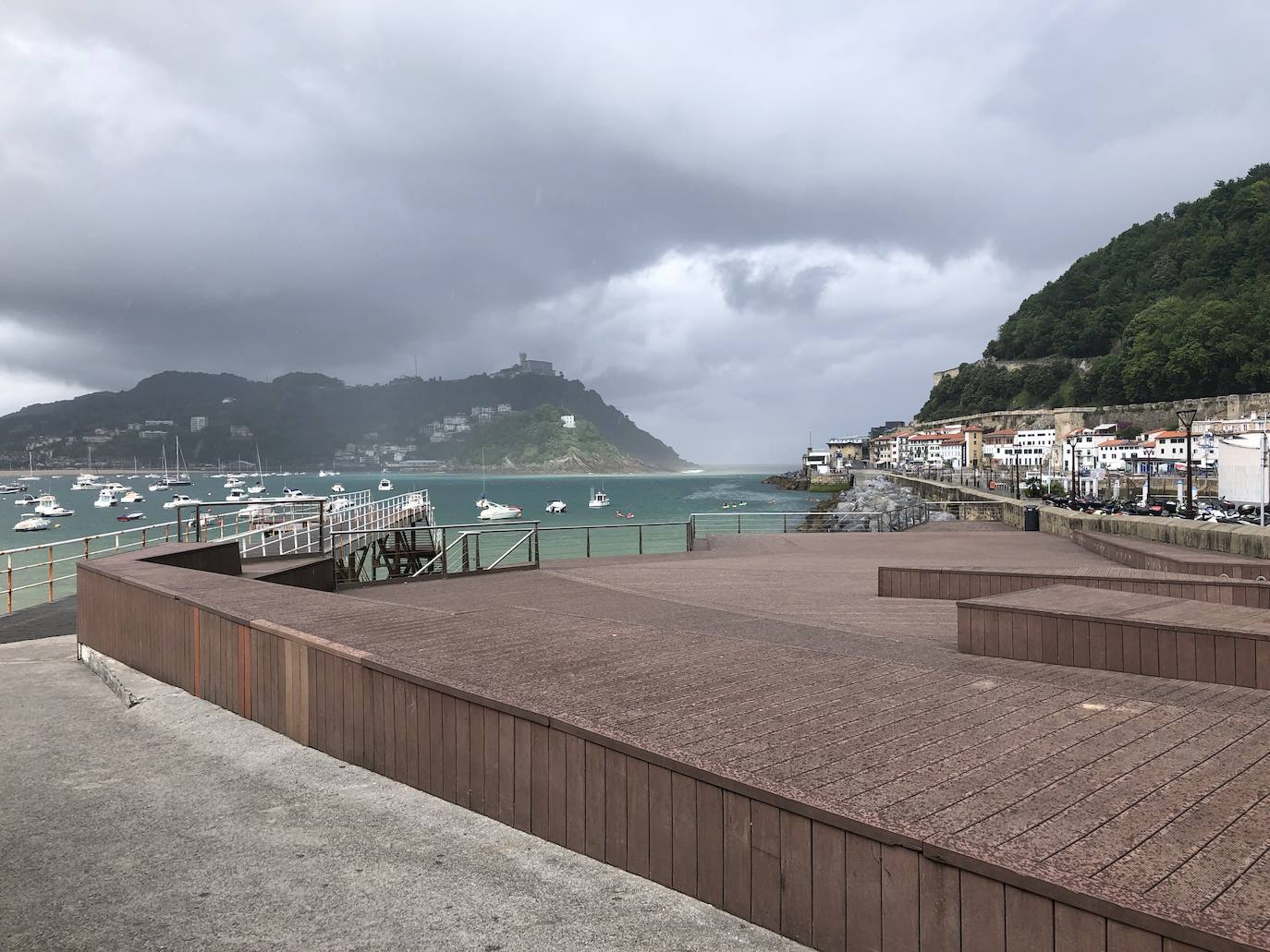 Los paraguas y los pantalones cortos son los protagonistas de esta jornada lluviosa con temperatura primaveral