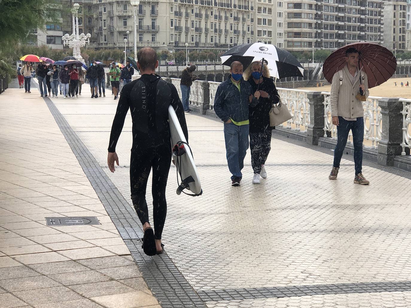 Los paraguas y los pantalones cortos son los protagonistas de esta jornada lluviosa con temperatura primaveral