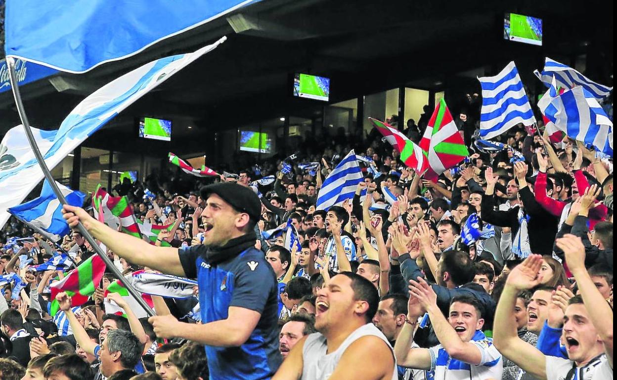 La grada Aitor Zabaleta disfruta del último encuentro con público en Anoeta el 28 de febrero del 2020 en un Real-Valladolid.