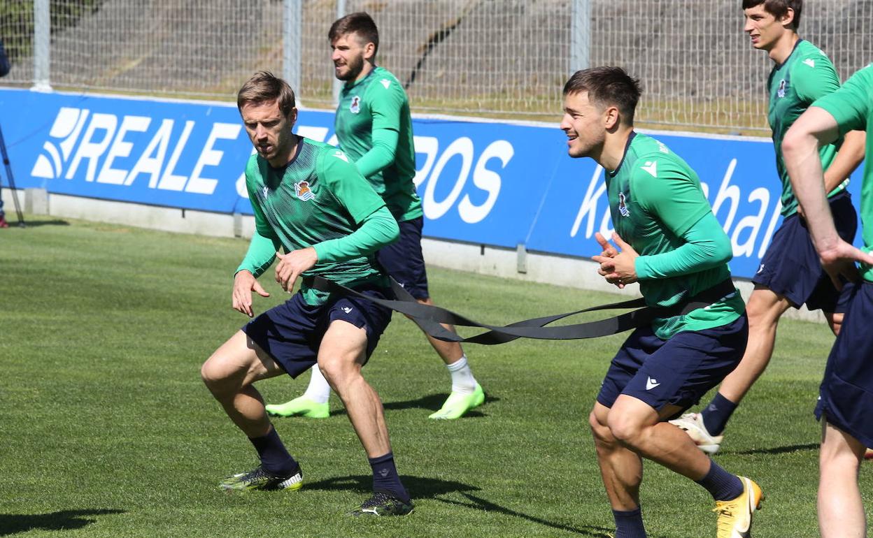 Nacho Monreal y Andoni Gorosabel entrenando en Zubieta.