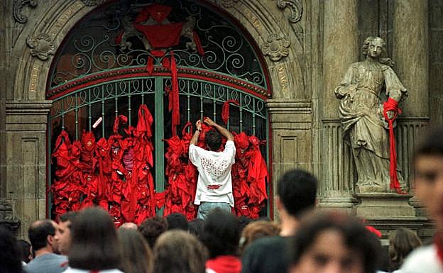 Jóvenes atando sus pañuelicos en la valla del Ayuntamiento en honor a Miguel Ángel Blanco.