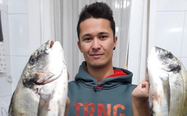 Ibai Paredes, de 24 años, posa sonriente con dos piezas capturadas en la mar. La pesca era su pasión. 