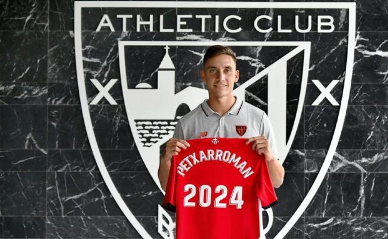 Petxorroman posa con la camiseta del Athletic Club el día de su presentación. 