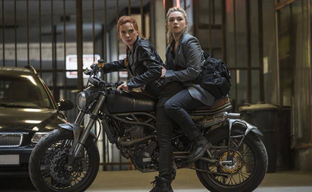 Scarlett Johansson y Florence Pugh en 'Viuda Negra'.