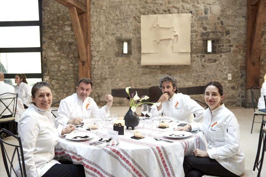 Los doce invitados en el interior del caserio Zabalaga 