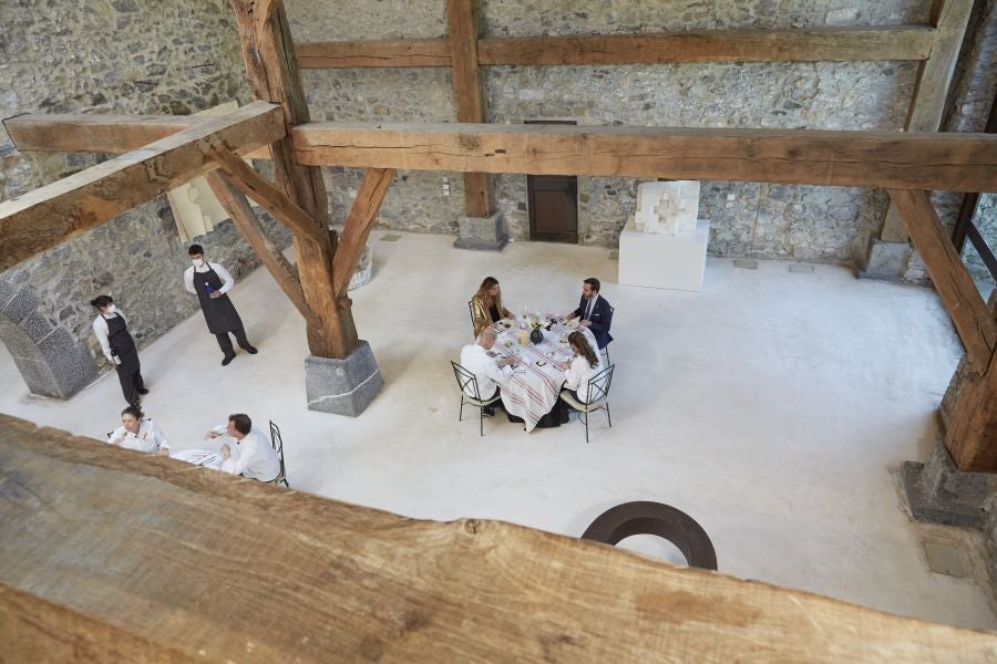 Los doce invitados en el interior del caserio Zabalaga 