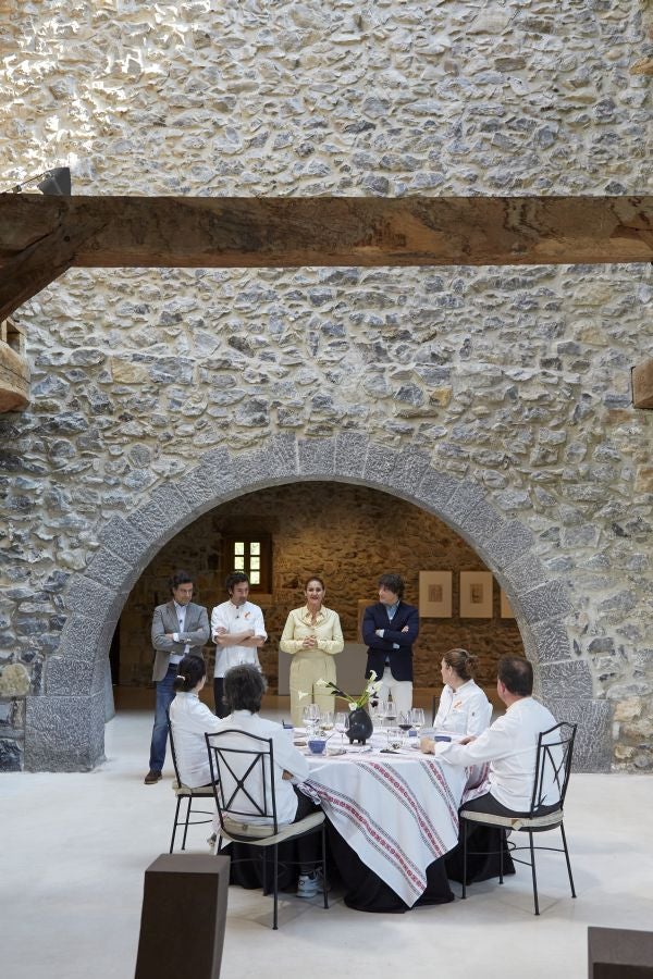 Los doce invitados en el interior del caserio Zabalaga 