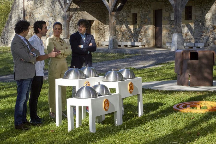Los doce invitados en el interior del caserio Zabalaga 