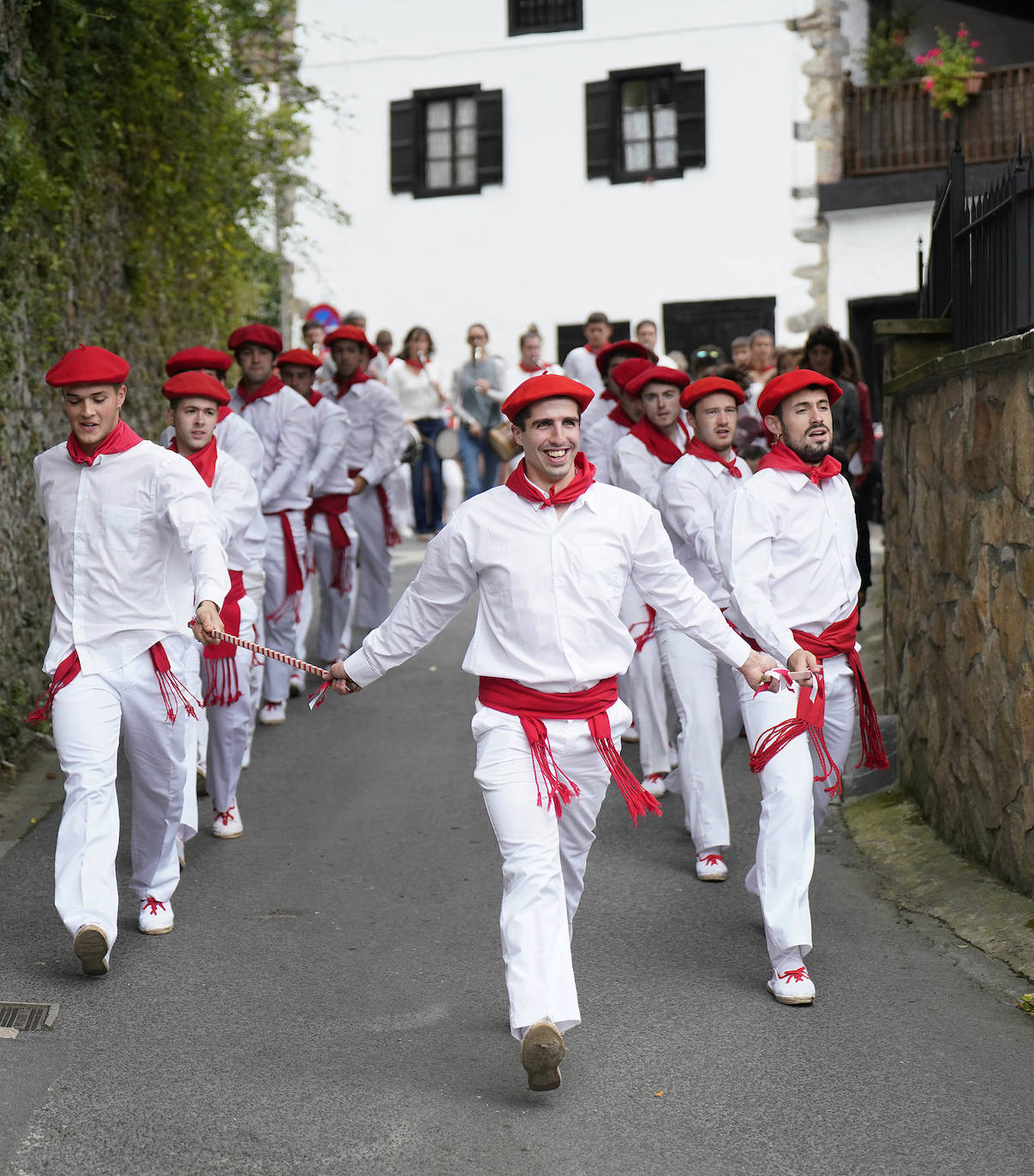 Danzaron. Lloraron. Adoraron. Extraño día el que sucede al 5 de mayo y al seis de junio. En Lesaka, San Martín de Tours cedió el altar de su iglesia al santo moreno. Chispeó y sopló del Norte en Iruñea. En Antxo, escaparates en rojo, negro y blanco
