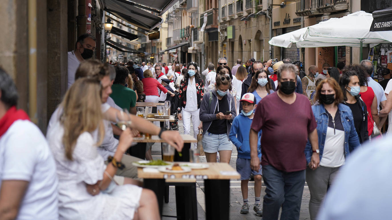 Danzaron. Lloraron. Adoraron. Extraño día el que sucede al 5 de mayo y al seis de junio. En Lesaka, San Martín de Tours cedió el altar de su iglesia al santo moreno. Chispeó y sopló del Norte en Iruñea. En Antxo, escaparates en rojo, negro y blanco