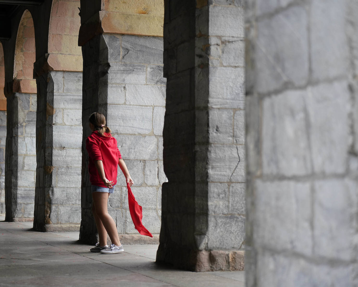 Danzaron. Lloraron. Adoraron. Extraño día el que sucede al 5 de mayo y al seis de junio. En Lesaka, San Martín de Tours cedió el altar de su iglesia al santo moreno. Chispeó y sopló del Norte en Iruñea. En Antxo, escaparates en rojo, negro y blanco