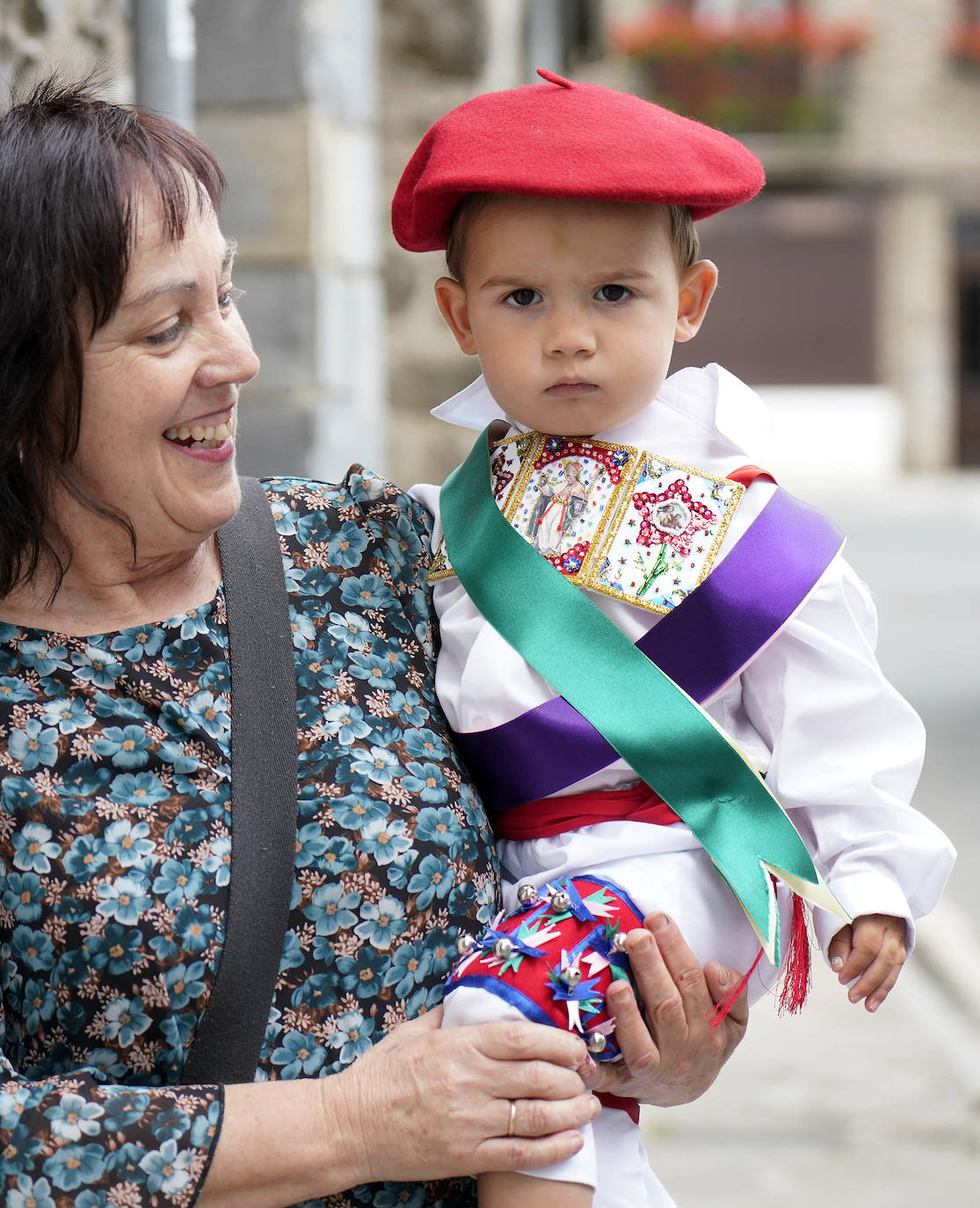 Danzaron. Lloraron. Adoraron. Extraño día el que sucede al 5 de mayo y al seis de junio. En Lesaka, San Martín de Tours cedió el altar de su iglesia al santo moreno. Chispeó y sopló del Norte en Iruñea. En Antxo, escaparates en rojo, negro y blanco