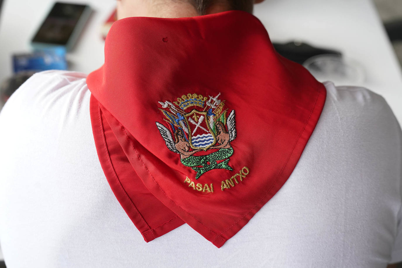 Danzaron. Lloraron. Adoraron. Extraño día el que sucede al 5 de mayo y al seis de junio. En Lesaka, San Martín de Tours cedió el altar de su iglesia al santo moreno. Chispeó y sopló del Norte en Iruñea. En Antxo, escaparates en rojo, negro y blanco