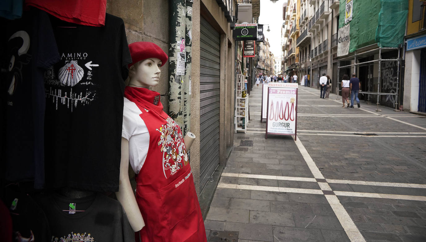 Danzaron. Lloraron. Adoraron. Extraño día el que sucede al 5 de mayo y al seis de junio. En Lesaka, San Martín de Tours cedió el altar de su iglesia al santo moreno. Chispeó y sopló del Norte en Iruñea. En Antxo, escaparates en rojo, negro y blanco