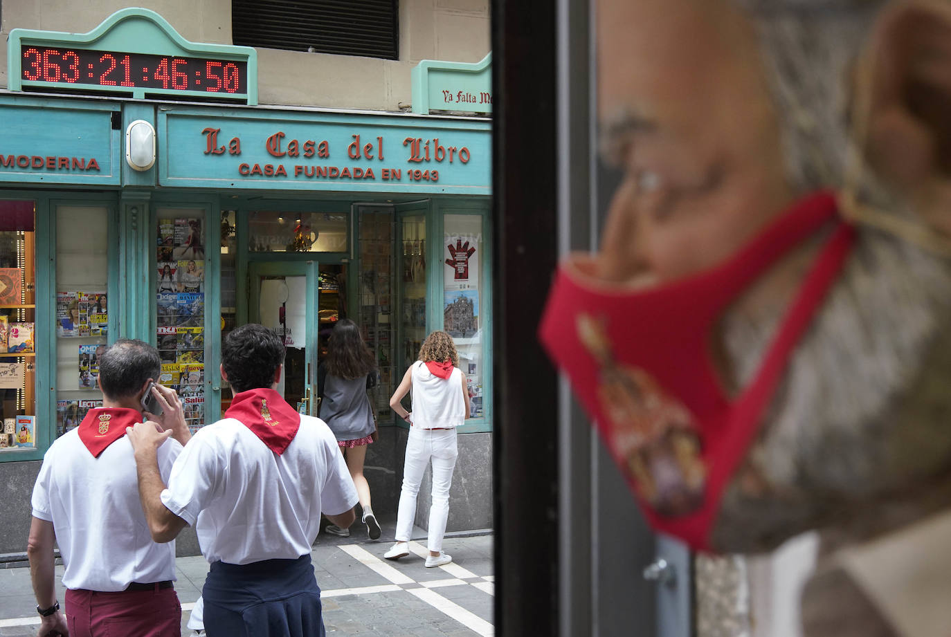 Danzaron. Lloraron. Adoraron. Extraño día el que sucede al 5 de mayo y al seis de junio. En Lesaka, San Martín de Tours cedió el altar de su iglesia al santo moreno. Chispeó y sopló del Norte en Iruñea. En Antxo, escaparates en rojo, negro y blanco