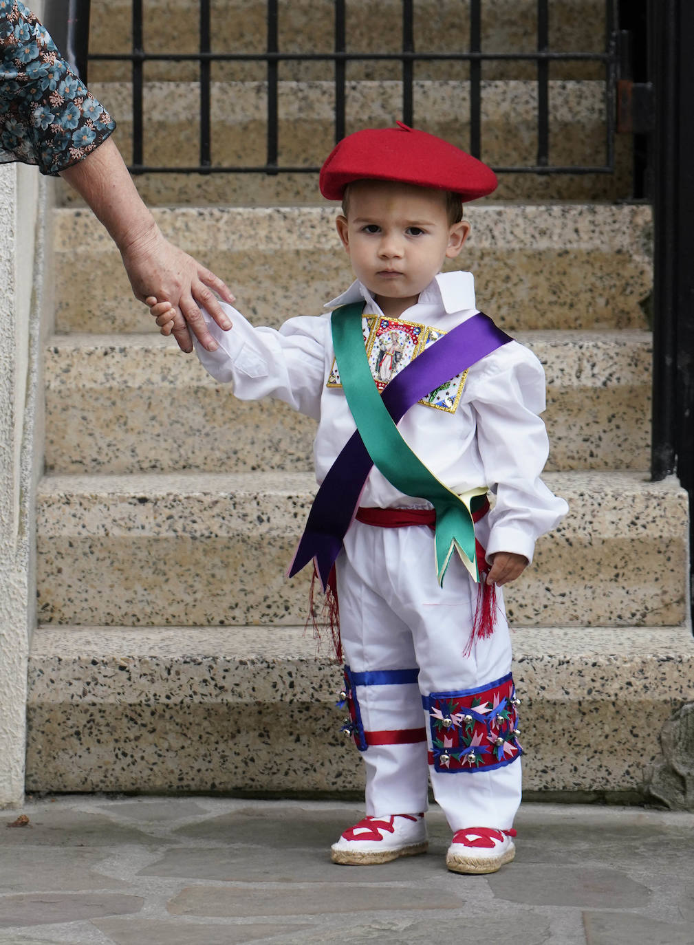 Danzaron. Lloraron. Adoraron. Extraño día el que sucede al 5 de mayo y al seis de junio. En Lesaka, San Martín de Tours cedió el altar de su iglesia al santo moreno. Chispeó y sopló del Norte en Iruñea. En Antxo, escaparates en rojo, negro y blanco