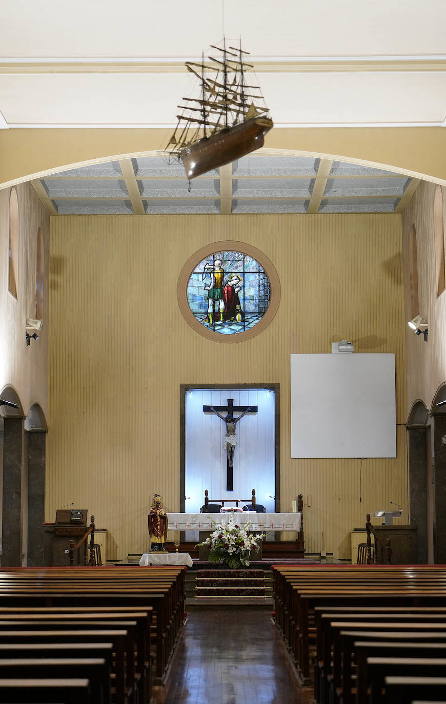 Danzaron. Lloraron. Adoraron. Extraño día el que sucede al 5 de mayo y al seis de junio. En Lesaka, San Martín de Tours cedió el altar de su iglesia al santo moreno. Chispeó y sopló del Norte en Iruñea. En Antxo, escaparates en rojo, negro y blanco