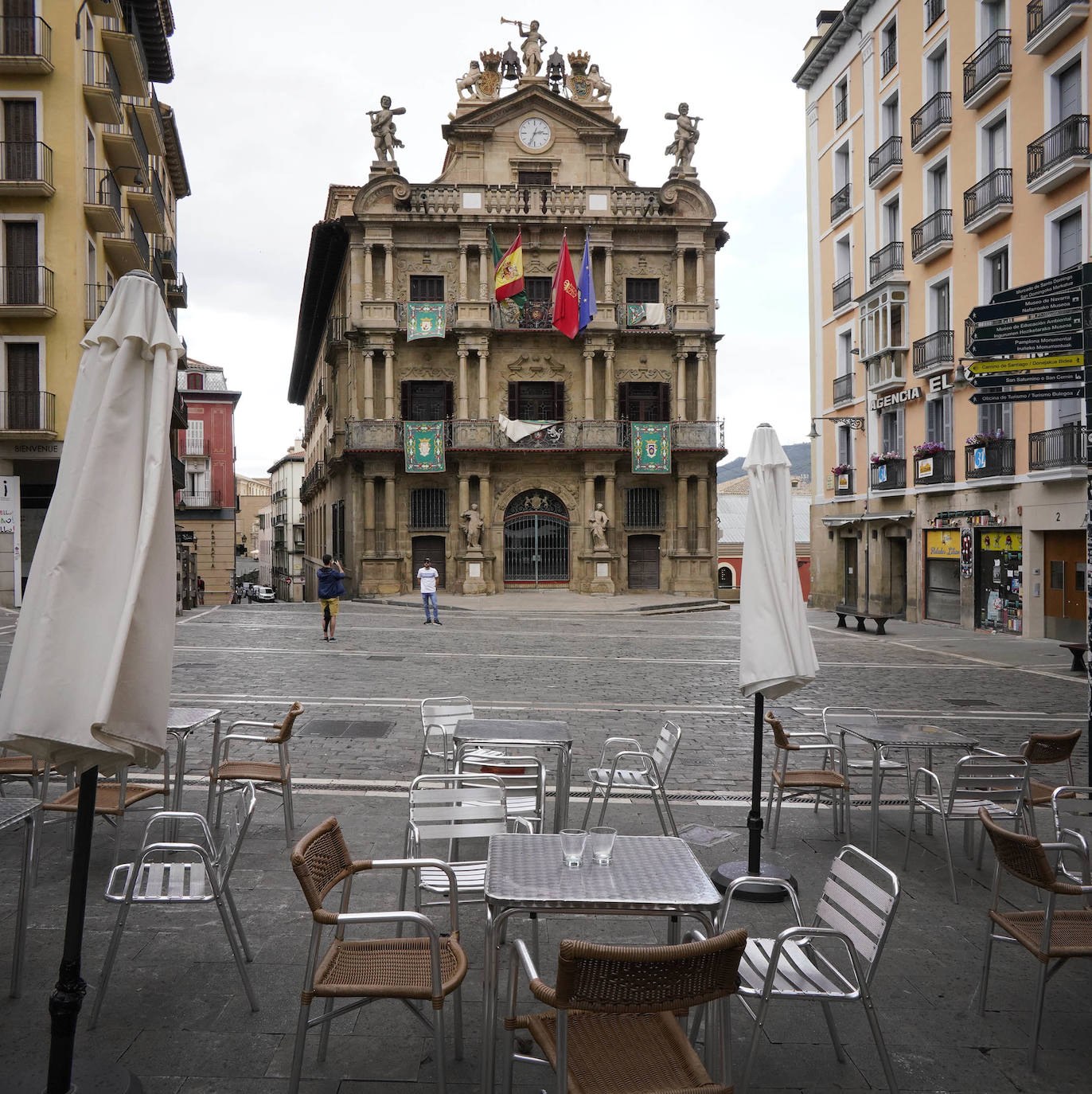Danzaron. Lloraron. Adoraron. Extraño día el que sucede al 5 de mayo y al seis de junio. En Lesaka, San Martín de Tours cedió el altar de su iglesia al santo moreno. Chispeó y sopló del Norte en Iruñea. En Antxo, escaparates en rojo, negro y blanco