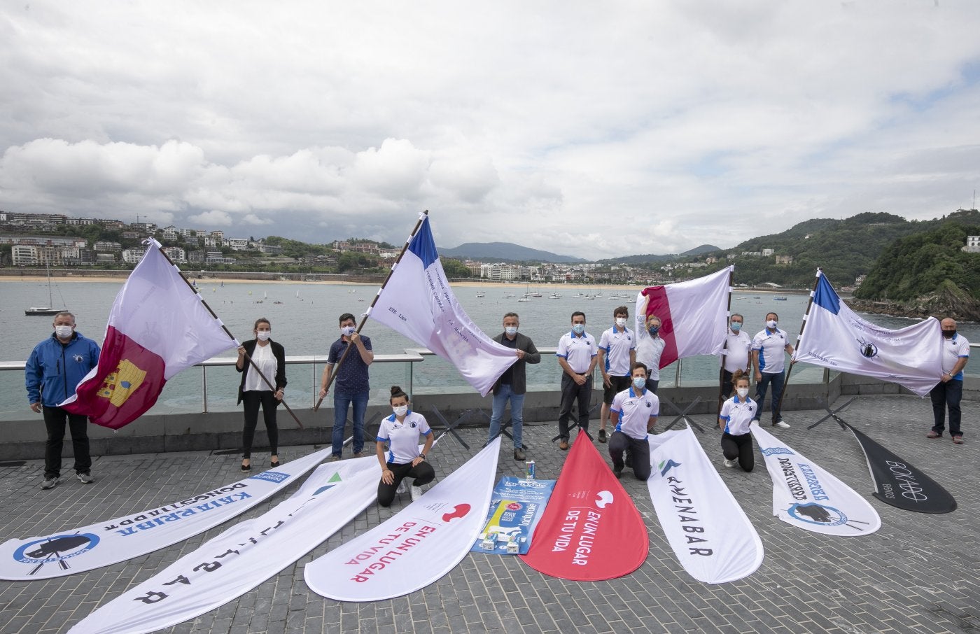 Organizadores, autoridades, entrenadores y remeros, ayer por la mañana en la presentación de la terraza del Aquarium. 