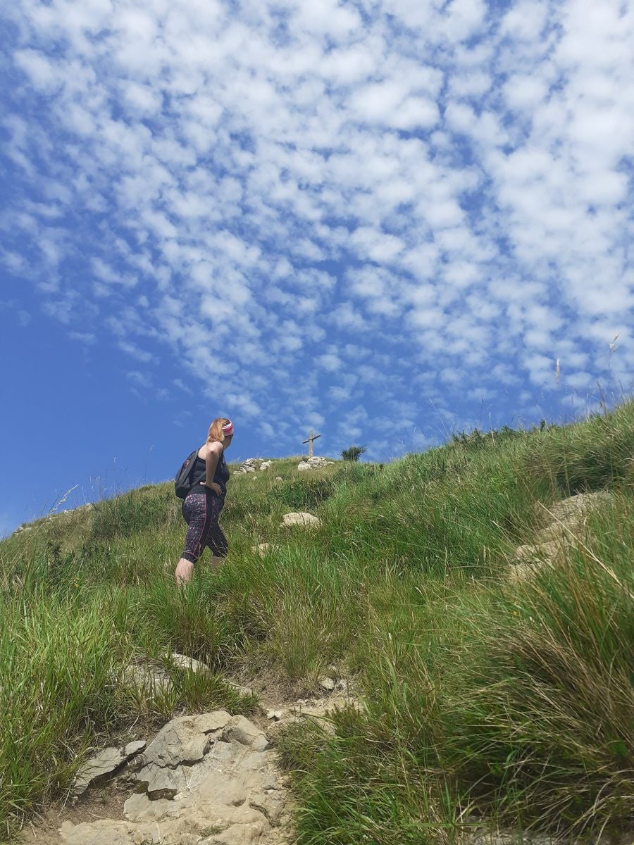 Esta sencilla cima, presidida por una cruz y que cuenta con dos buzones, nos sorprende con su preciosas vistar al Cantábrico