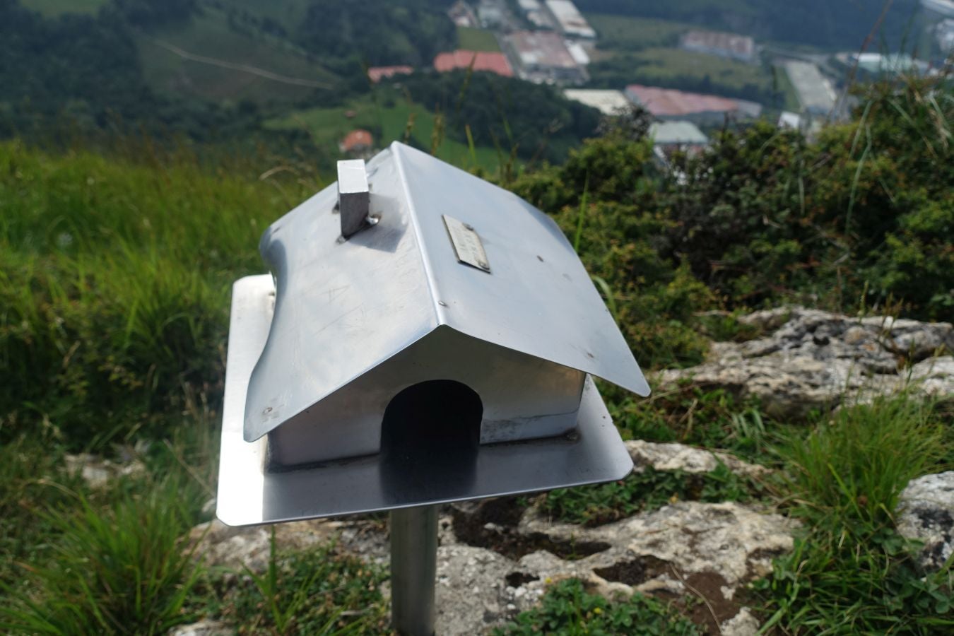 Esta sencilla cima, presidida por una cruz y que cuenta con dos buzones, nos sorprende con su preciosas vistar al Cantábrico