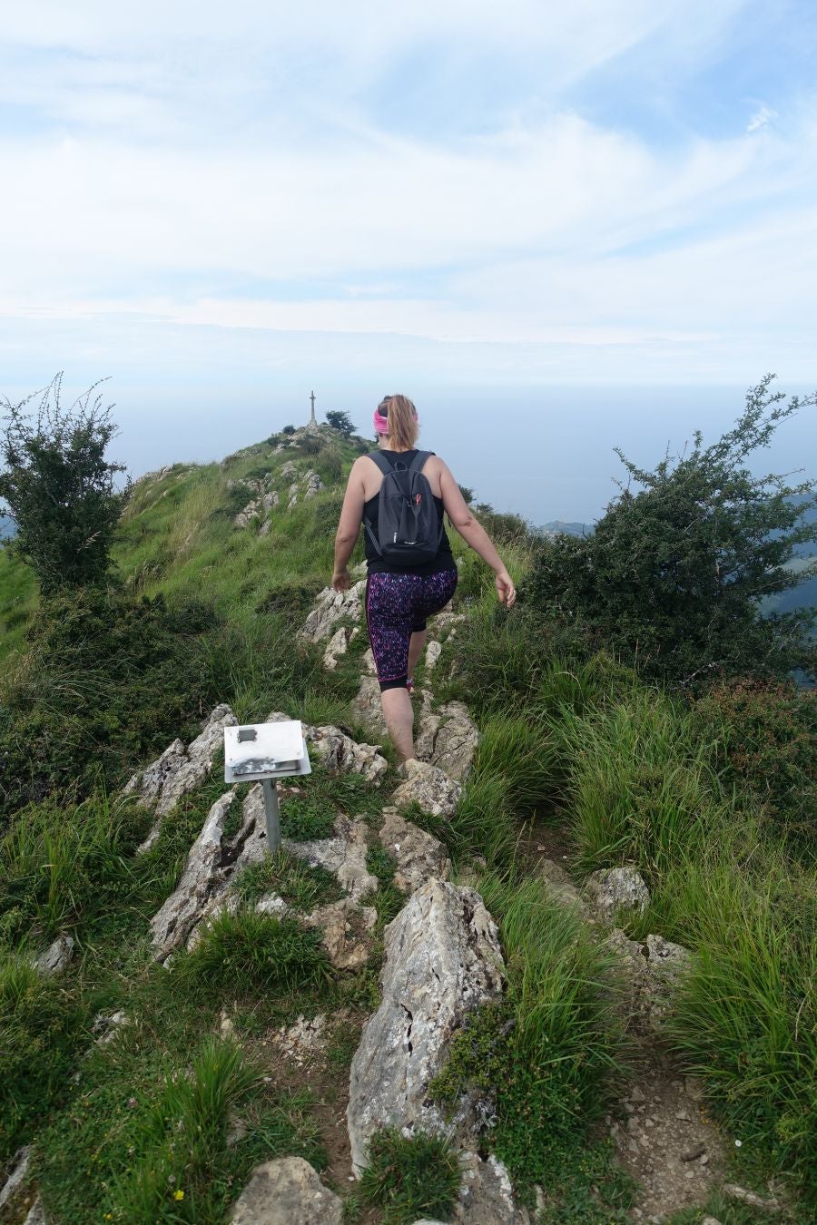 Esta sencilla cima, presidida por una cruz y que cuenta con dos buzones, nos sorprende con su preciosas vistar al Cantábrico