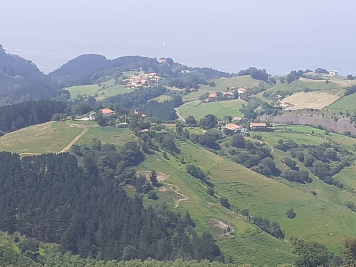 Esta sencilla cima, presidida por una cruz y que cuenta con dos buzones, nos sorprende con su preciosas vistar al Cantábrico