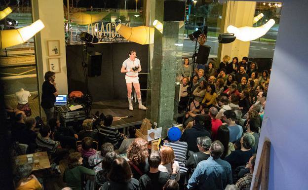 Poltsiko Antzerkiaren eantzezlan bateko artxiboko argazkia. 