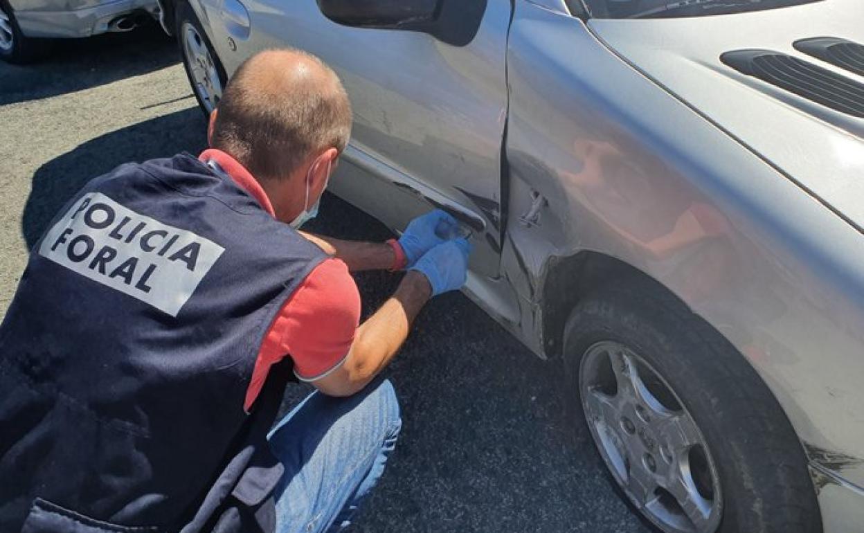 La Policía Foral inspecciona el vehículo que el presunto asesino de Murchante dejó en Legazpi