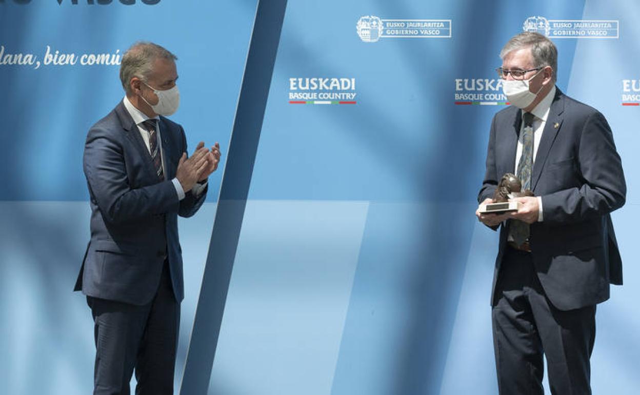 El químico Fernando Cossío recibe el 'Premio Euskadi de Investigación 2020' a manos del lehendakari, Iñigo Urkullu.