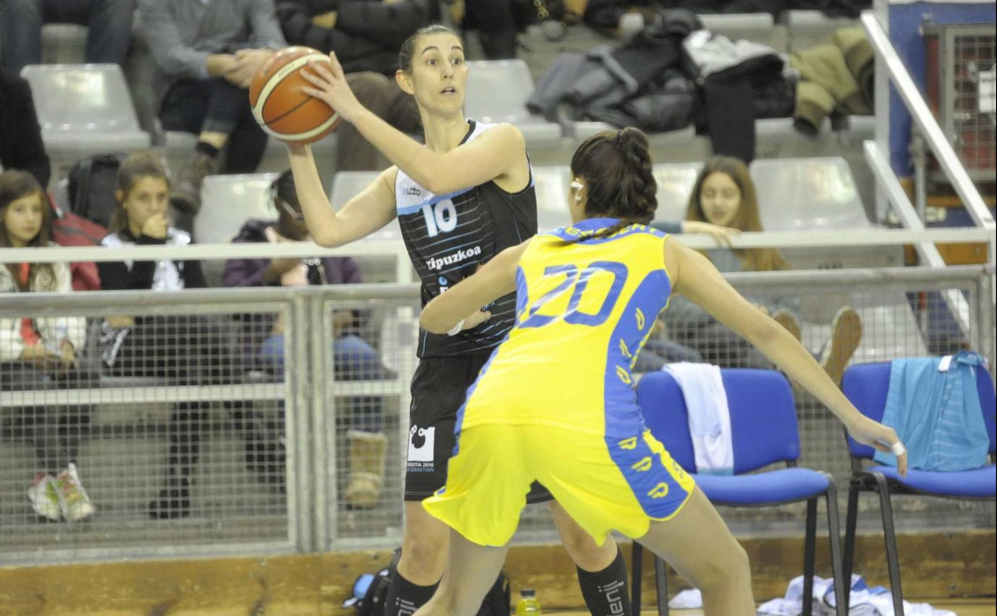 Iulene Olabarria con el balón en un partido del IDK en enero de 2017.