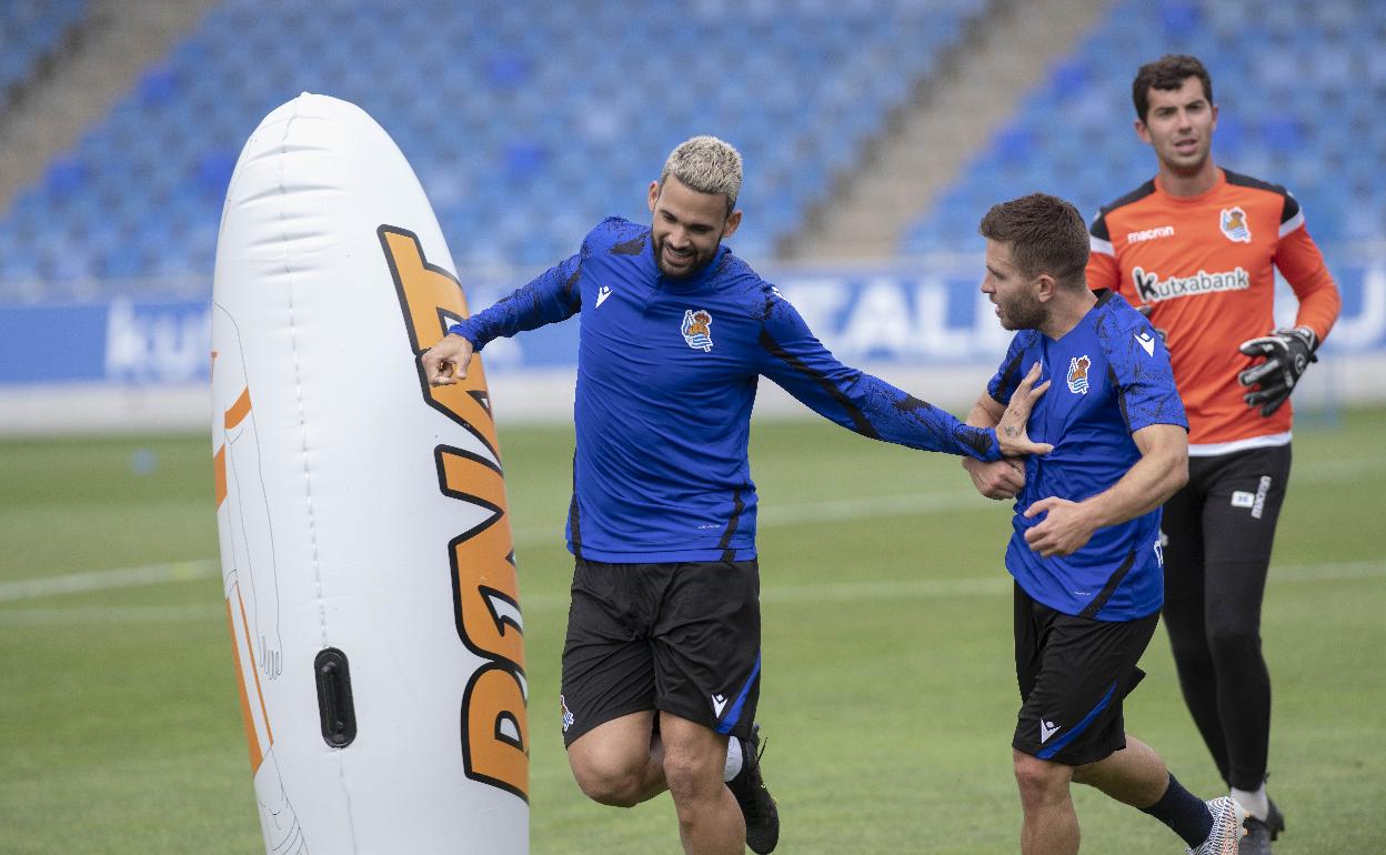 Willian José agarra a Kevin en el primer entrenamiento de la pretemporada. 